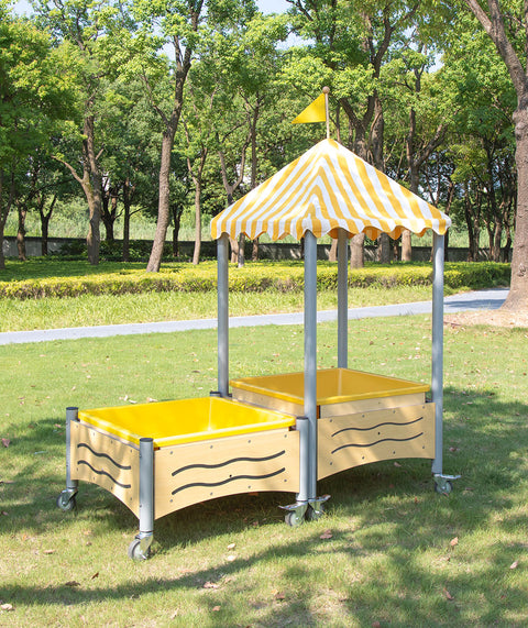 Mobiler Matschtisch mit Spitzdach
